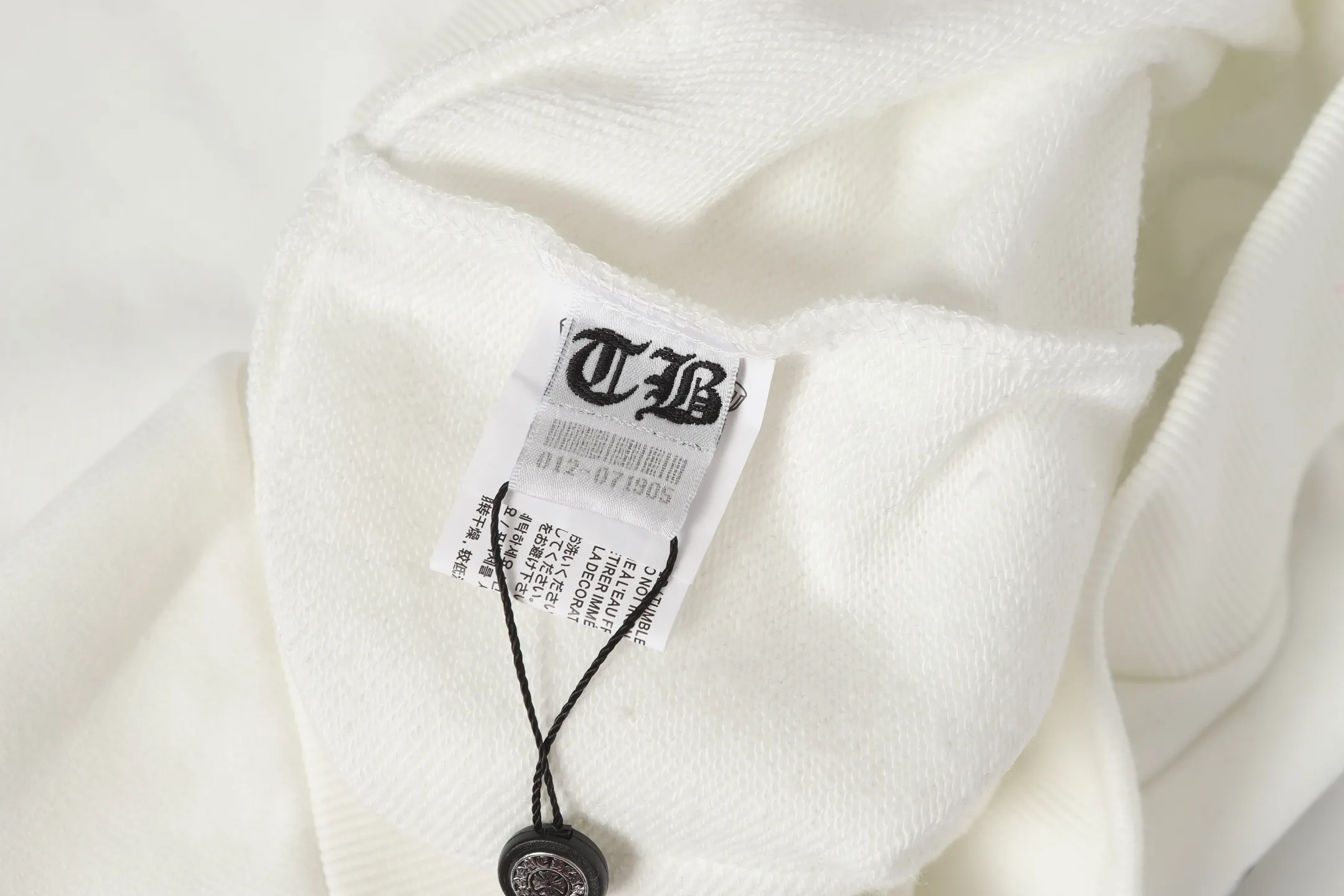 P250 Cross-border model, please do not place an order if you are pursuing quality - Chrome Hearts/Chrome Hearts colorful horseshoe Sanskrit printed zipper sweatshirt cardigan jacket - High weight, high density and high quality. The wool is soft, delicate and skin-friendly. It feels soft and silky. It has excellent warmth and skin-friendly properties. - Custom-woven and dyed, no color difference. No matter the fabric or workmanship details, it beats the ordinary version on the market. - Hardware and zipper accessories are all customized. Full of details. -Colour: black white -Size: S M L XL